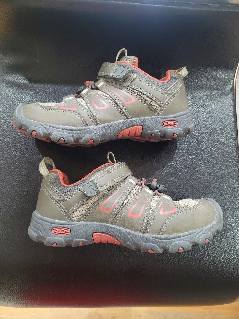 KEEN Leather Hiking Shoes,13 Little Kids,Toggle Lacing,Toe Protection